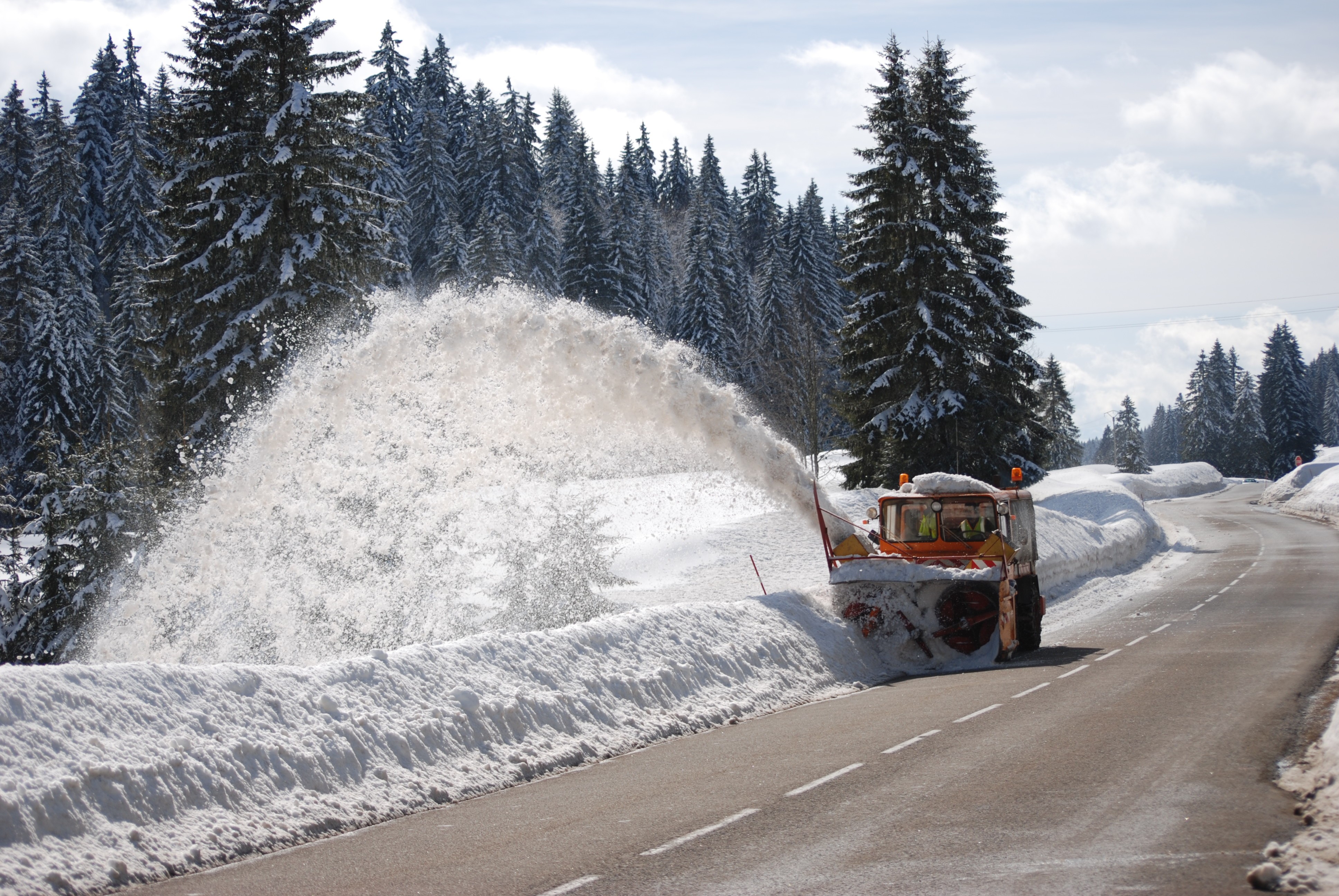 Opération de déneigement pendant la viabilité hivernale dans le Jura