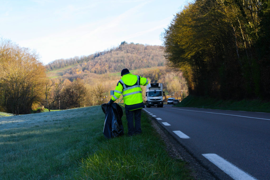 Campagne de ramassage des déchets aux abords de Lons-le-Saunier (Jura) pour la protection de l'environnement
