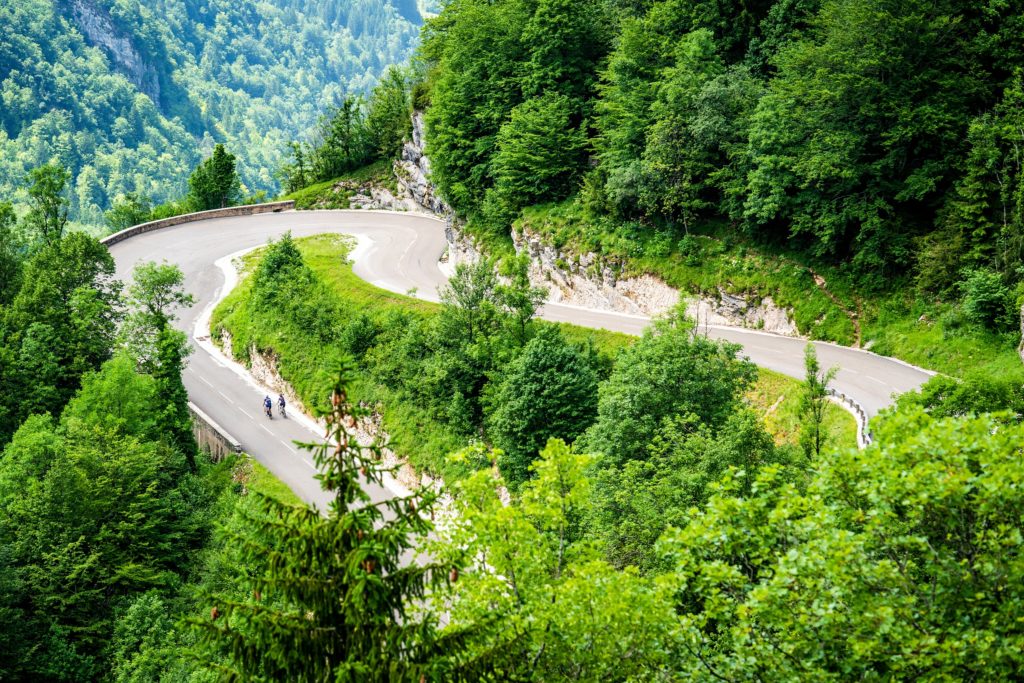 Photo aérienne des routes du Jura (lacets de Septmoncel) en été