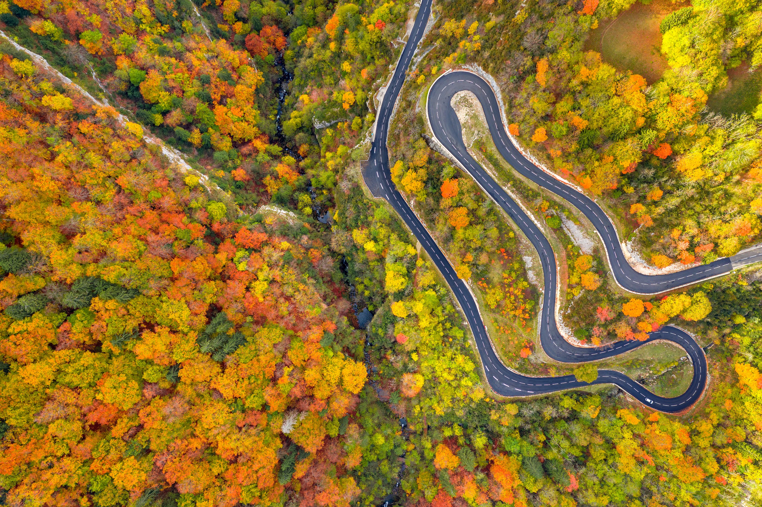 Photo aérienne des routes du Jura (lacets de Septmoncel) en automne