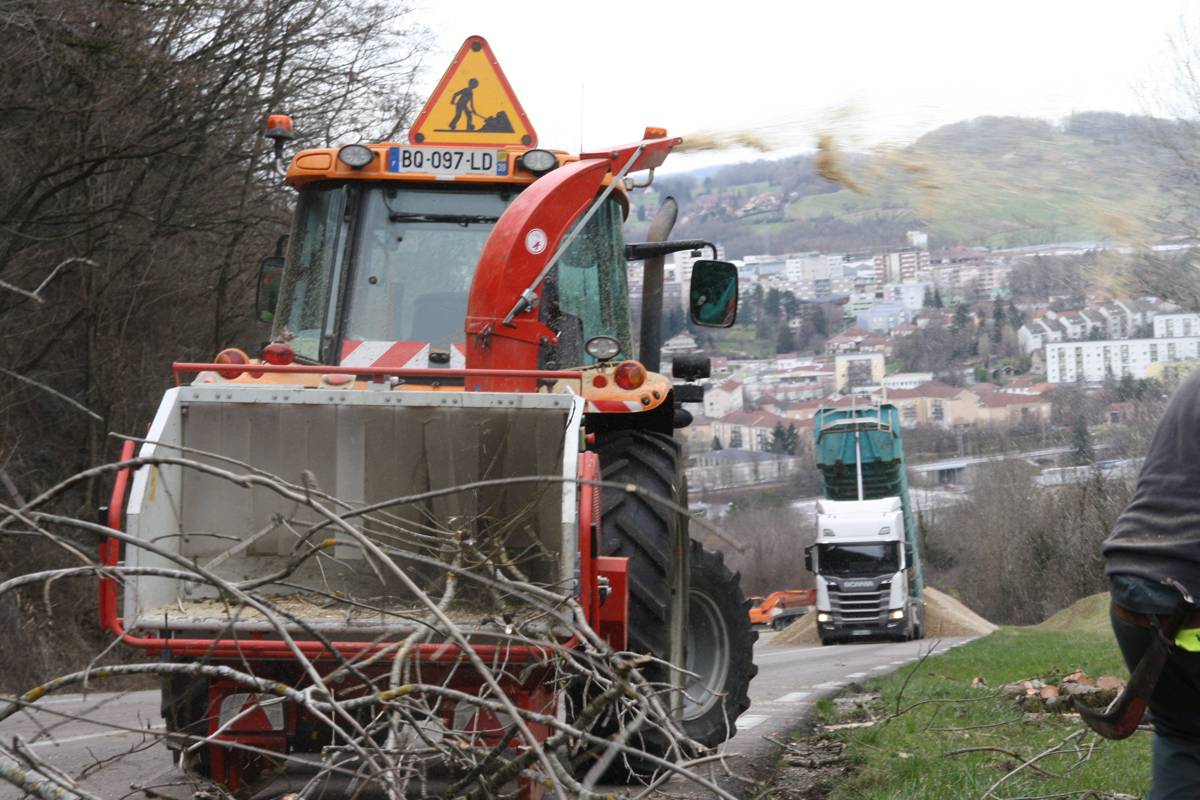 Entretien des accotements par les équipes du Département du Jura pendant les travaux sur la descente de Montaigu