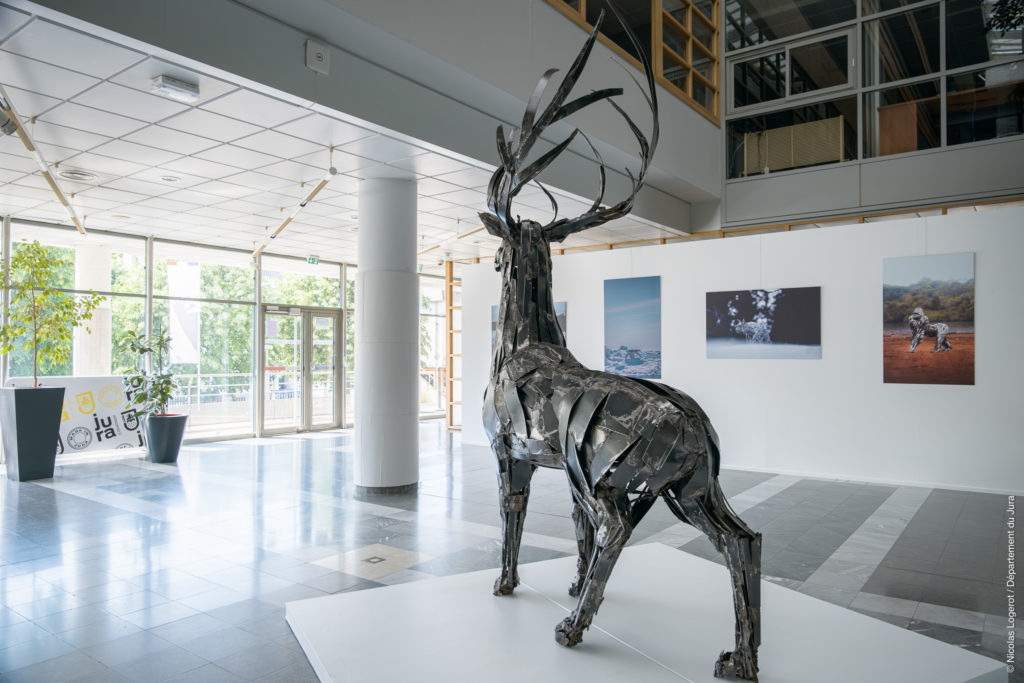 Exposition et présentation des œuvres par l'artiste Pascal Bejeannin dans le hall du département du Jura le 2 juin 2023. © Nicolas Logerot / Département du Jura