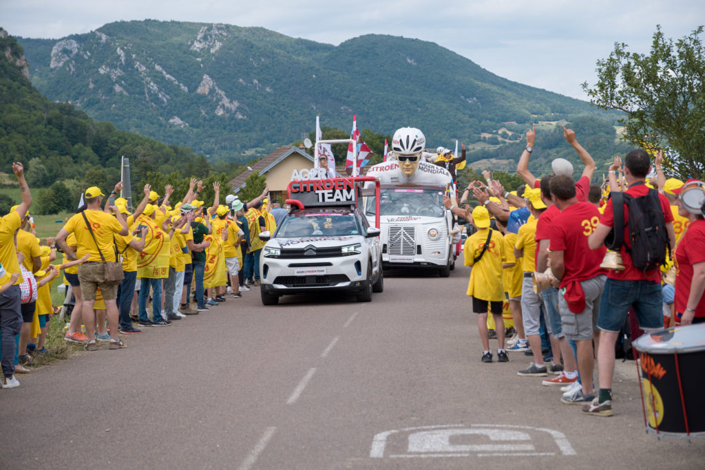 Passage de la caravane du Tour de France à la fan zone dans le Jura