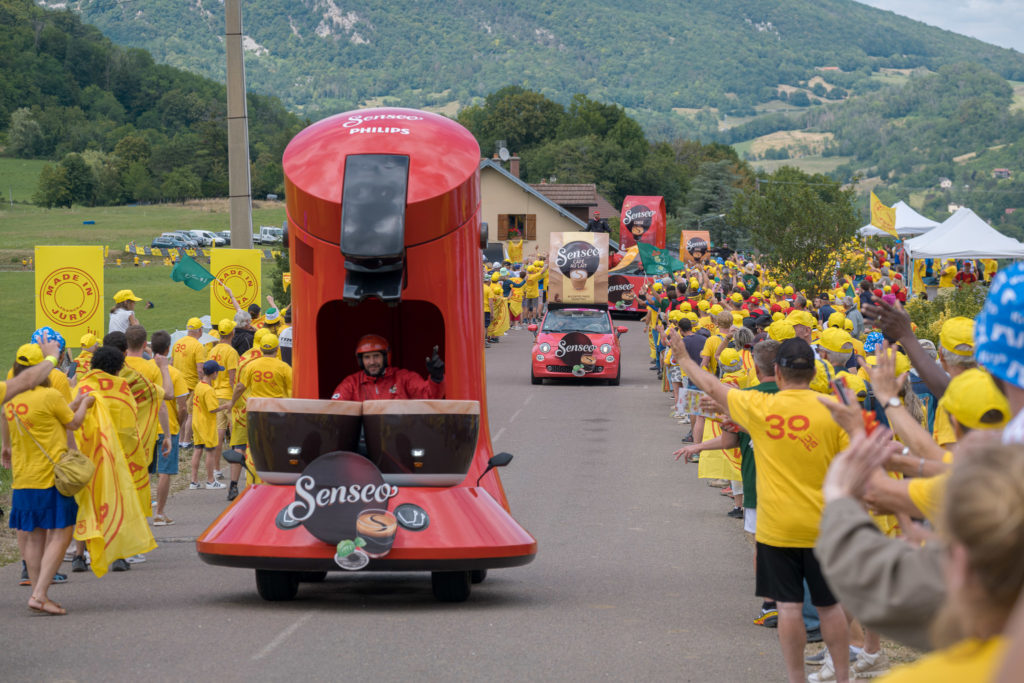 Passage de la caravane du Tour de France à la fan zone dans le Jura