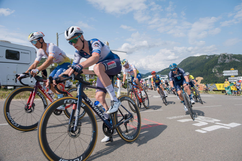 Passage des coureurs à la fan zone du Tour de France dans le Jura